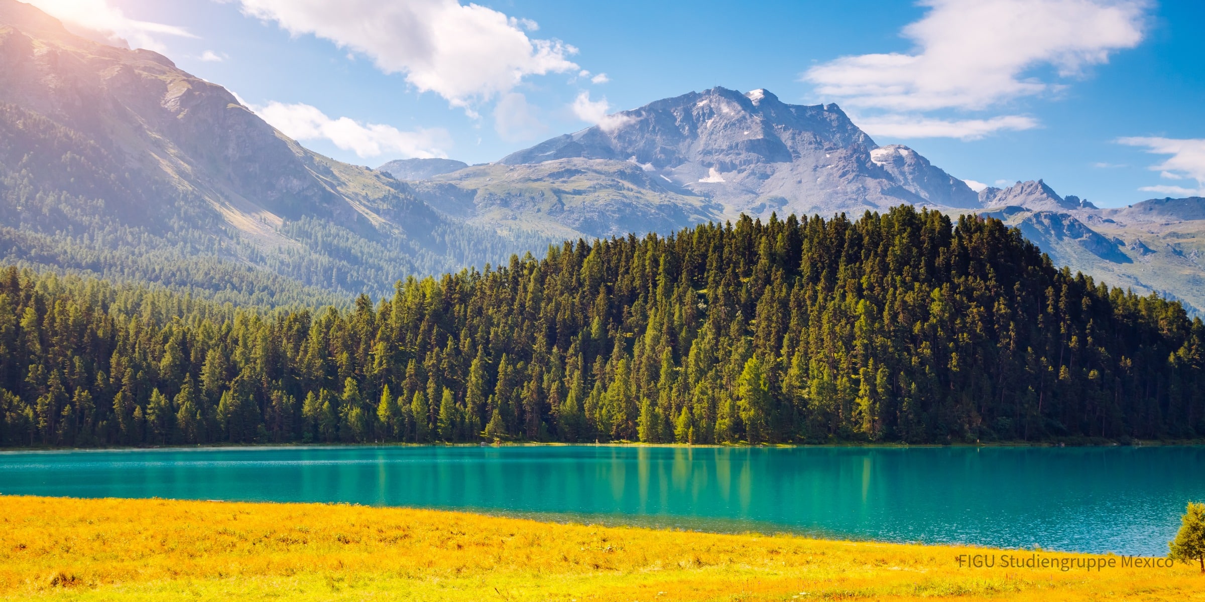 Lago Champfer en los Alpes suizos durante el verano.